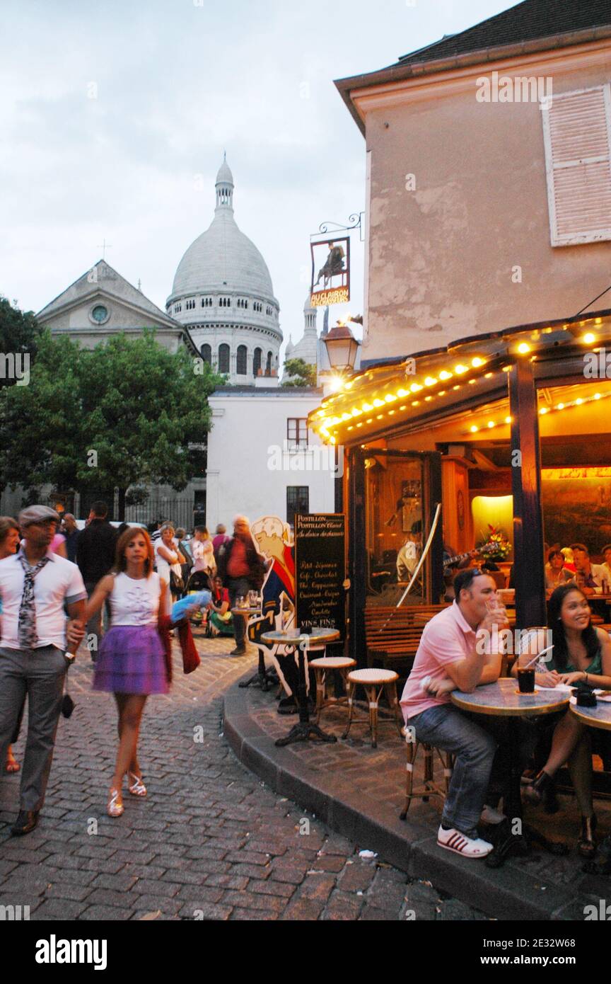 Illustrations de la place du Tertre (place Tertre) dans le 18ème arrondissement de Paris, France, le 29 juillet 2010. A quelques rues de la basilique du SacrÀ coeur de Montmartre et de l'Agile du lapin, c'est le cœur du quartier haut de Montmartre. Avec ses nombreux artistes qui mettent chaque jour leurs chevalets pour les touristes, la place du Tertre rappelle l'époque où Montmartre était la Mecque de l'art moderne au début du XXe siècle, de nombreux peintres sans âme, dont Picasso et Utrillo, y vivaient. Photo d'Alain Apaydin/ABACAPRESS.COM Banque D'Images