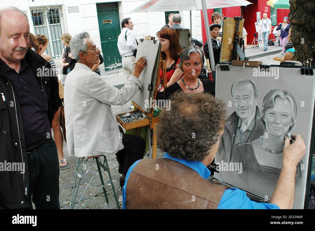 Illustrations de la place du Tertre (place Tertre) dans le 18ème arrondissement de Paris, France, le 29 juillet 2010. A quelques rues de la basilique du SacrÀ coeur de Montmartre et de l'Agile du lapin, c'est le cœur du quartier haut de Montmartre. Avec ses nombreux artistes qui mettent chaque jour leurs chevalets pour les touristes, la place du Tertre rappelle l'époque où Montmartre était la Mecque de l'art moderne au début du XXe siècle, de nombreux peintres sans âme, dont Picasso et Utrillo, y vivaient. Photo d'Alain Apaydin/ABACAPRESS.COM Banque D'Images