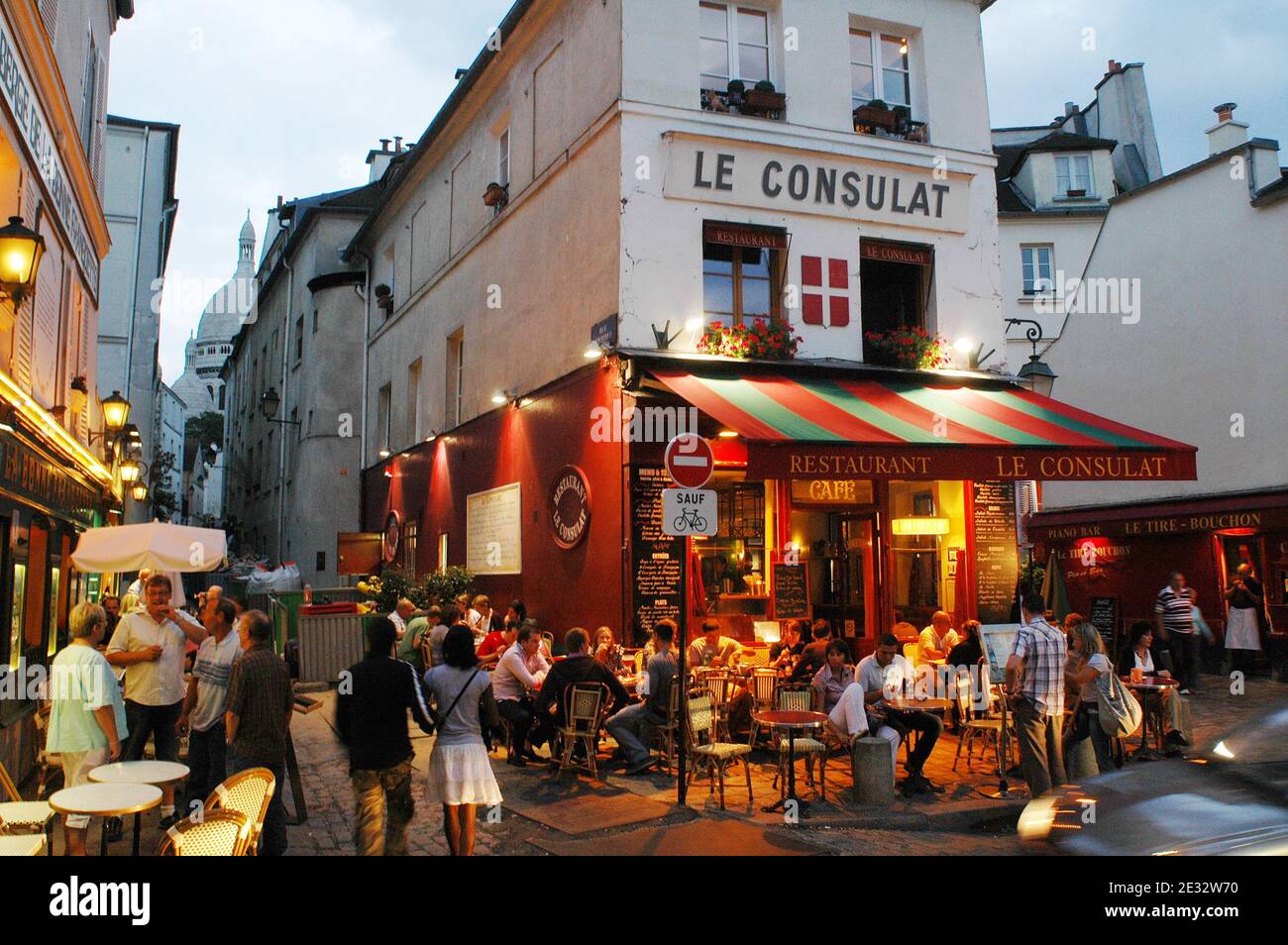 Illustrations de la place du Tertre (place Tertre) dans le 18ème arrondissement de Paris, France, le 29 juillet 2010. A quelques rues de la basilique du SacrÀ coeur de Montmartre et de l'Agile du lapin, c'est le cœur du quartier haut de Montmartre. Avec ses nombreux artistes qui mettent chaque jour leurs chevalets pour les touristes, la place du Tertre rappelle l'époque où Montmartre était la Mecque de l'art moderne au début du XXe siècle, de nombreux peintres sans âme, dont Picasso et Utrillo, y vivaient. Photo d'Alain Apaydin/ABACAPRESS.COM Banque D'Images