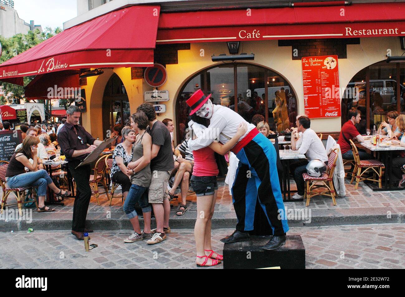 Illustrations de la place du Tertre (place Tertre) dans le 18ème arrondissement de Paris, France, le 29 juillet 2010. A quelques rues de la basilique du SacrÀ coeur de Montmartre et de l'Agile du lapin, c'est le cœur du quartier haut de Montmartre. Avec ses nombreux artistes qui mettent chaque jour leurs chevalets pour les touristes, la place du Tertre rappelle l'époque où Montmartre était la Mecque de l'art moderne au début du XXe siècle, de nombreux peintres sans âme, dont Picasso et Utrillo, y vivaient. Photo d'Alain Apaydin/ABACAPRESS.COM Banque D'Images