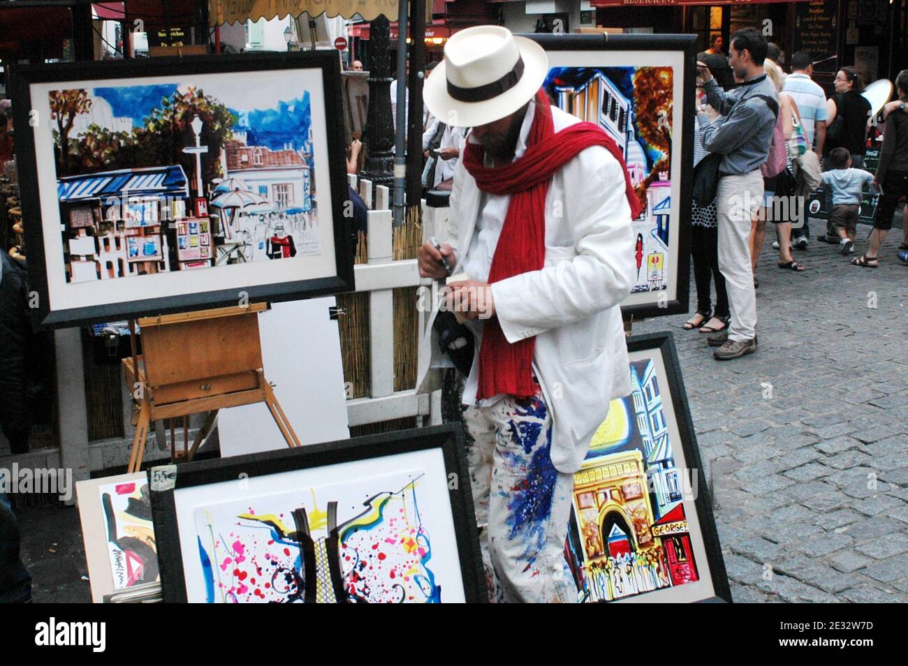 Illustrations de la place du Tertre (place Tertre) dans le 18ème arrondissement de Paris, France, le 29 juillet 2010. A quelques rues de la basilique du SacrÀ coeur de Montmartre et de l'Agile du lapin, c'est le cœur du quartier haut de Montmartre. Avec ses nombreux artistes qui mettent chaque jour leurs chevalets pour les touristes, la place du Tertre rappelle l'époque où Montmartre était la Mecque de l'art moderne au début du XXe siècle, de nombreux peintres sans âme, dont Picasso et Utrillo, y vivaient. Photo d'Alain Apaydin/ABACAPRESS.COM Banque D'Images