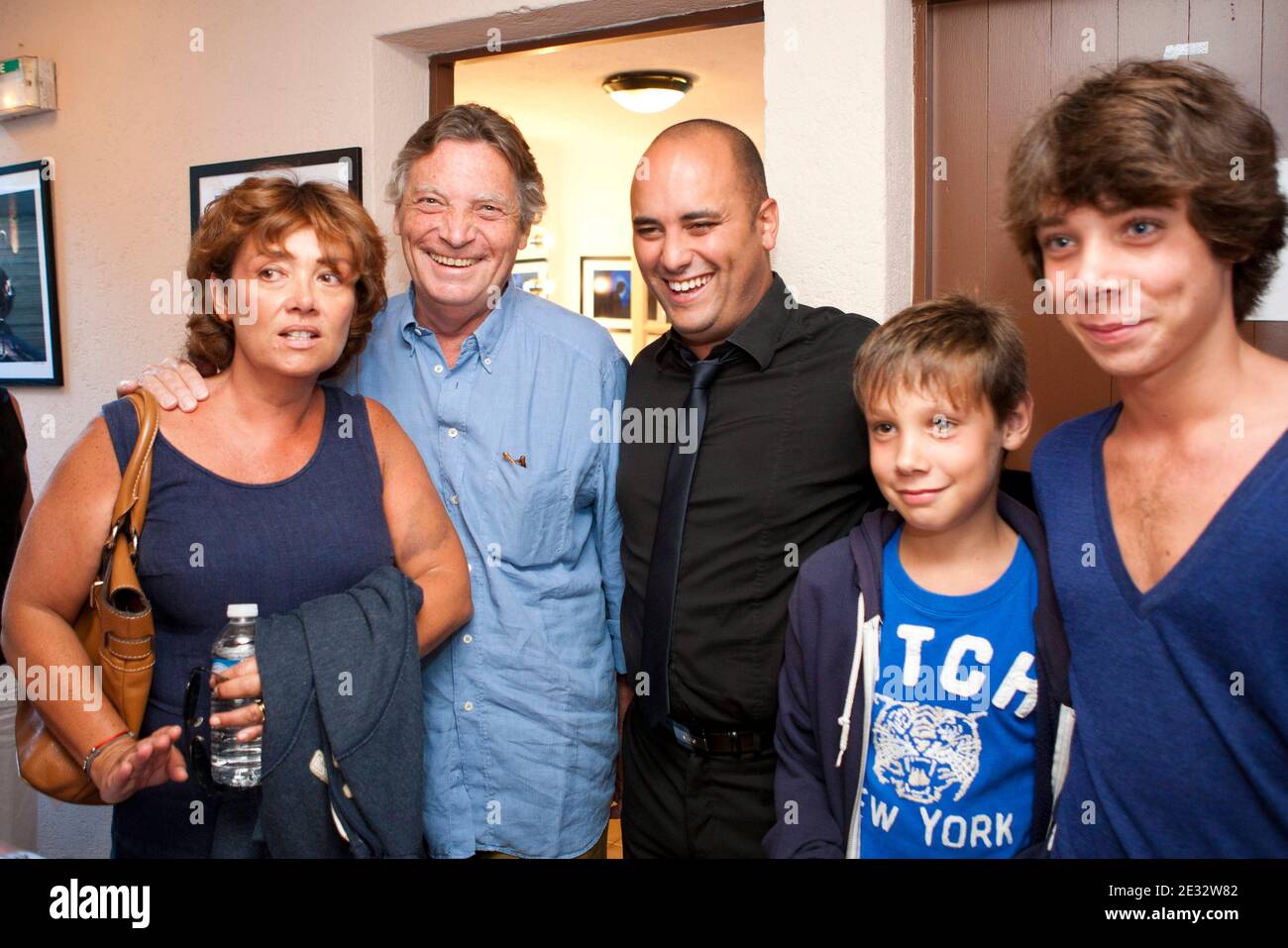 Patrice Duhamel et la famille posent avec Jérôme Commandeur lors d'un gala humoristique animé