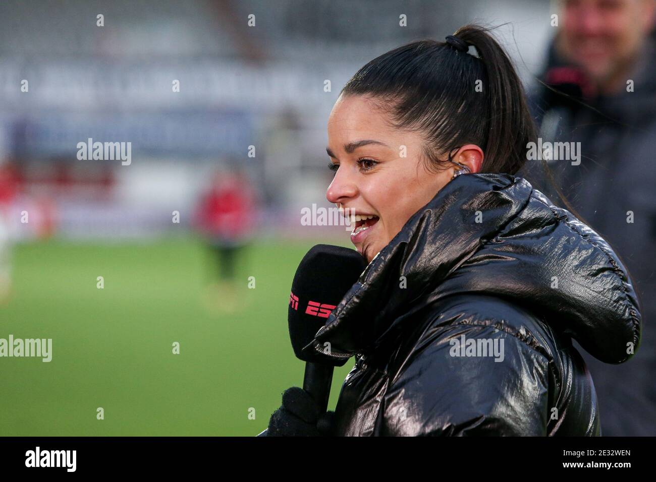 EMMEN, PAYS-BAS - JANVIER 16: (G-D): Fresia Cousino Arias modérateur /  présentatrice d'ESPN pendant le match néerlandais Eredivisie entre FC Emmen  et VI Photo Stock - Alamy