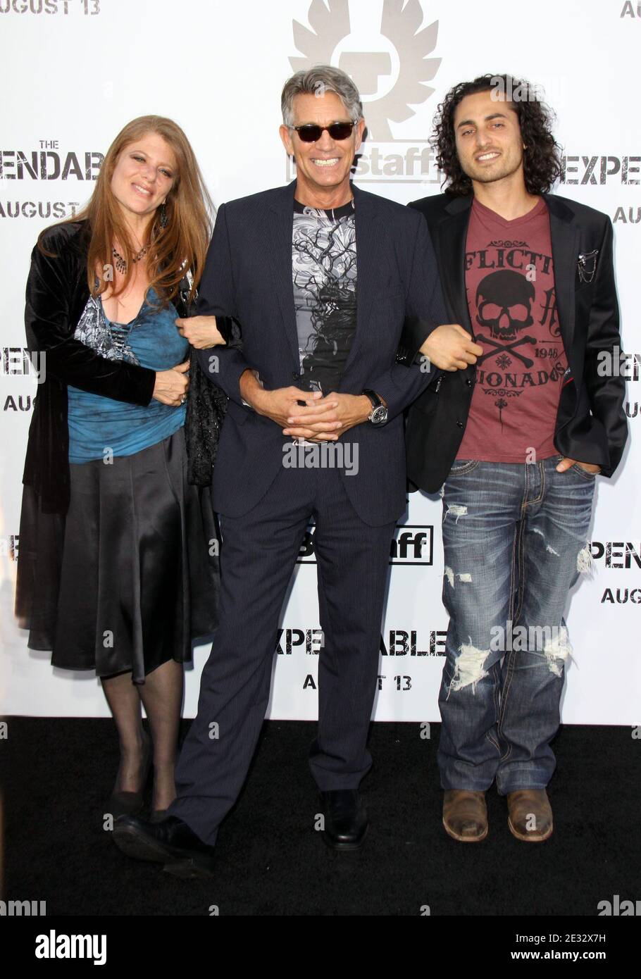 Eric Roberts avec son épouse Eliza Roberts et son fils Keaton Simons arrivant pour la première de Los Angeles des 'Expendables', au Grauman's Chinese Theatre à Los Angeles, CA, USA le 3 août 2010. Photo de Tony DiMaio/ABACAPRESS.COM Banque D'Images