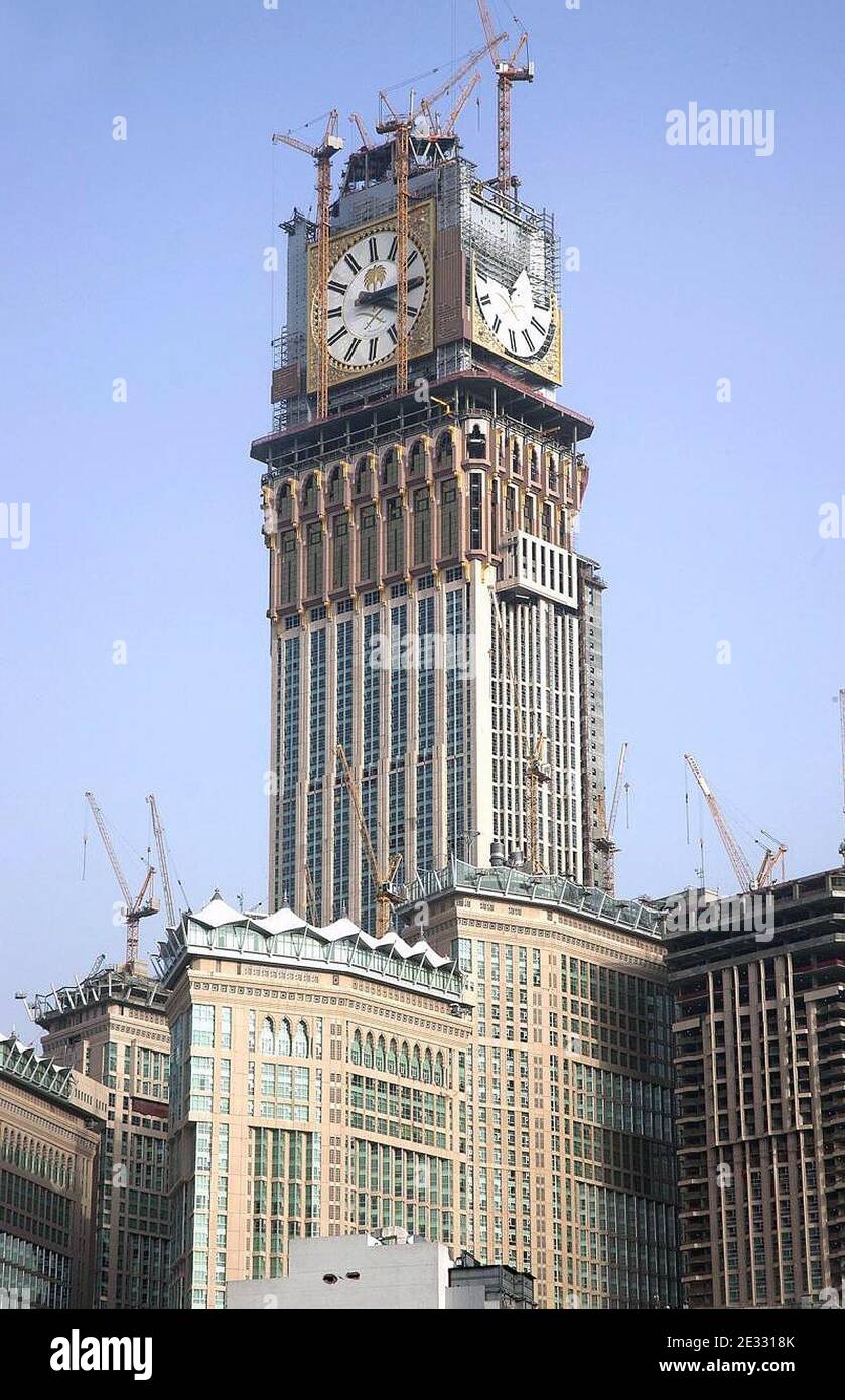 Construire dans la construction, de ce qui serait la plus grande horloge du  monde, regardant la Grande Mosquée dans la ville sainte musulmane de la  Mecque, Arabie Saoudite, alors qu'il commence une