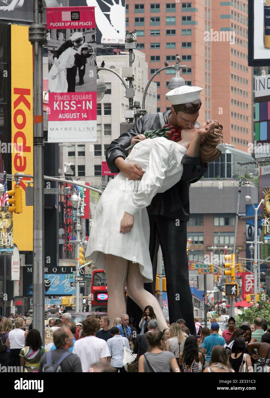 « Unconditional abandonner » est une réplique de la statue de 26 mètres de la photographie légendaire d'Alfred Eisenstaedt (qui dépeint un marin américain embrassant une jeune femme en robe blanche le jour V-J à Times Square le 14 août 1945, la photographie a été initialement publiée une semaine plus tard dans le magazine Life) Créé le jour de la Seconde Guerre mondiale terminé par l'artiste John Seward Johnson II, dans Times Square, New York City, NY, USA, le 13 août 2010. Photo de Charles Guerin/ABACAPRESS.COM Banque D'Images