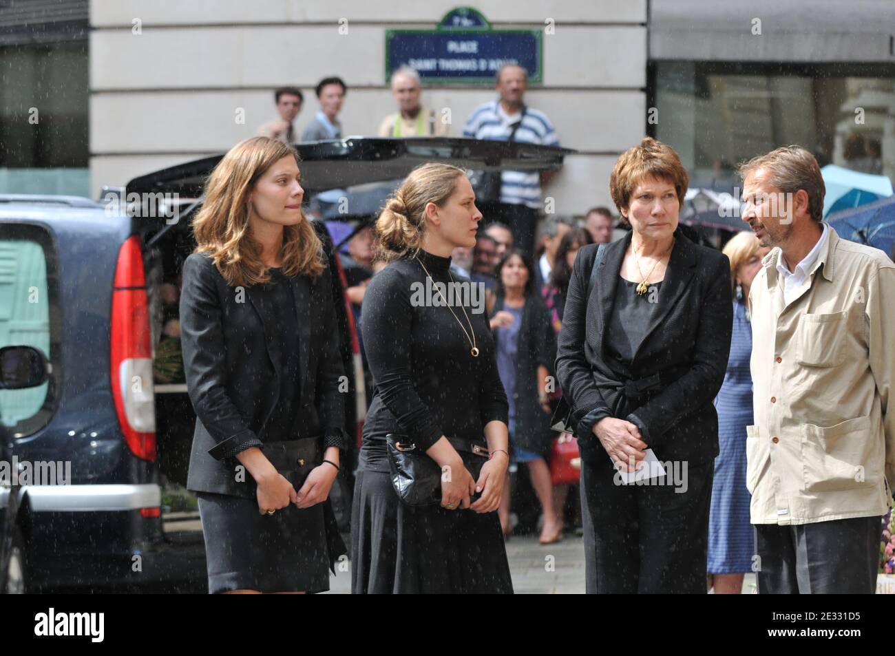 La femme de Bruno Cremer, ses filles Constance et Marie-Clementine durant ses funerailles à l'egle Saint-Thomas d'Aquin a Paris, France le 13 Aout 2010. Photo par ABACAPRESS.COM Banque D'Images