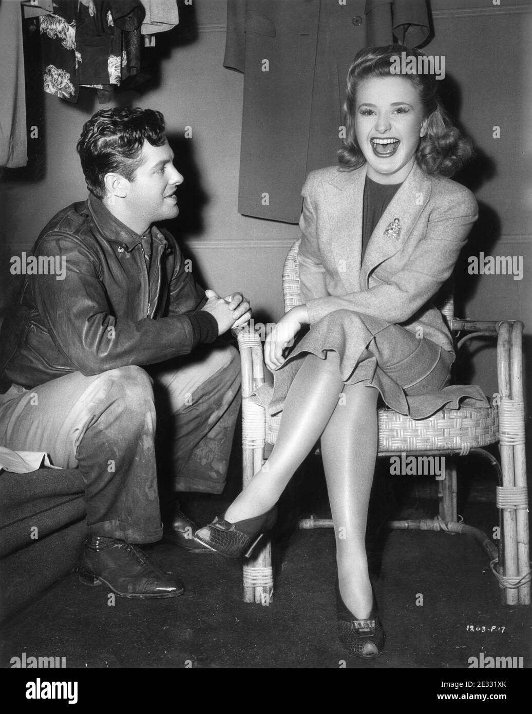 ROBERT CUMMINGS visite PRISCILLA LANE dans elle sur le set portable Dressing lors du tournage du SABOTEUR 1942 réalisateur ALFRED HITCHCOCK Scénario original Peter Viertel Joan Harrison et Dorothy Parker Frank Lloyd Productions / Universal Pictures Banque D'Images