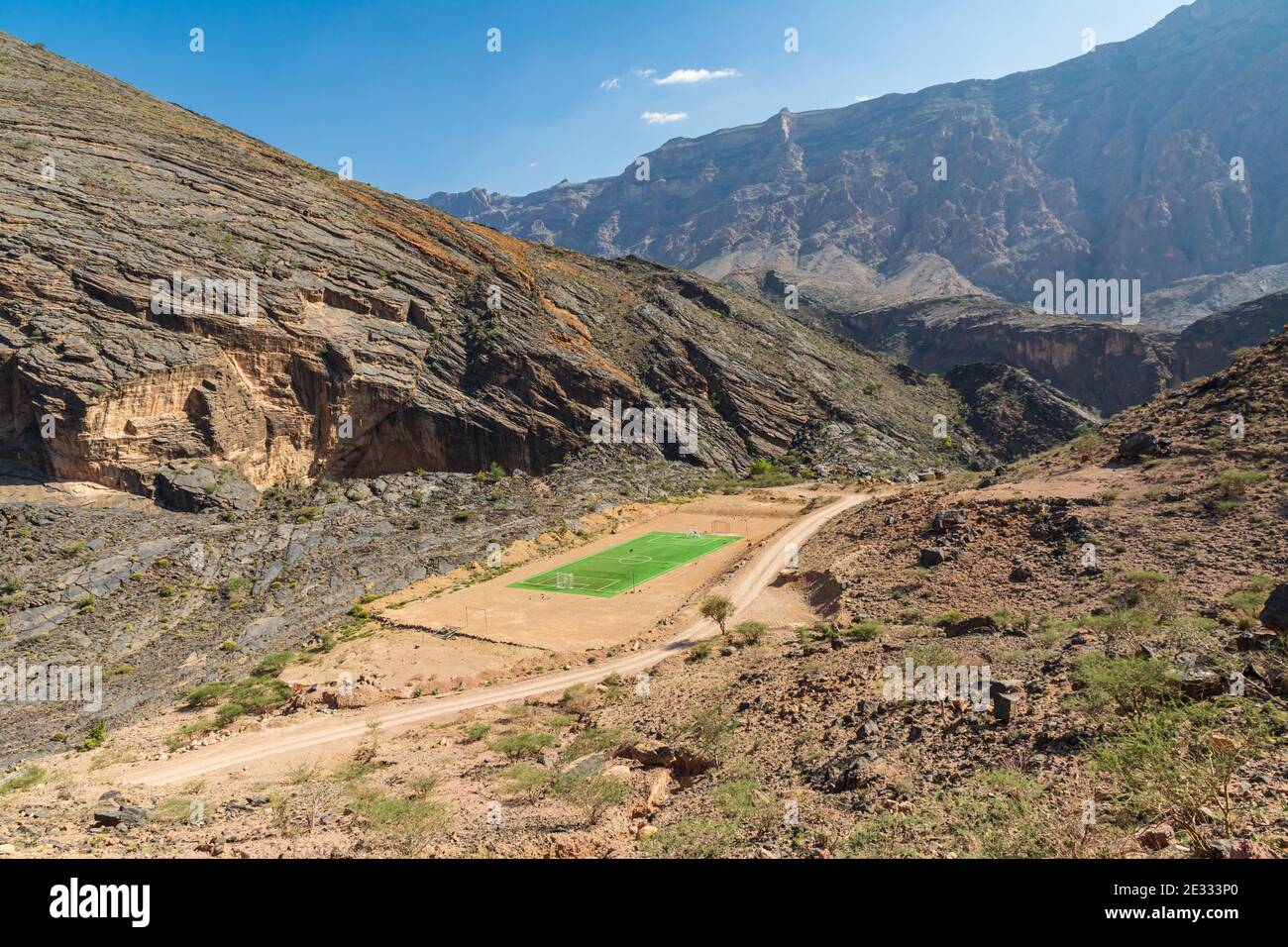 Moyen-Orient, Péninsule arabique, Oman, Al Batinah Sud, Rustaq. Un terrain de football vert dans les montagnes désertiques d'Oman. Banque D'Images
