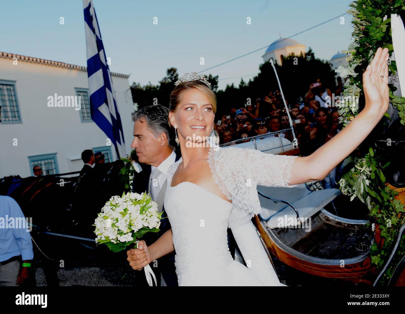 Tatiana Blatnik flanquée de son beau-père Atilio Brillembourg arrive pour son mariage au prince Nikolaos de Grèce à l'église orthodoxe d'Ayios Nikolaos (Saint Nikolaos) sur l'île de Spetses, Grèce, le 25 août 2010. Photo de Christophe Guibbbaud/ABACAPRESS.COM Banque D'Images