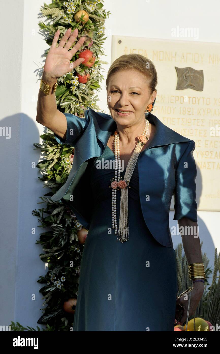 La princesse Farah Pahlavi d'Iran assistait au mariage du prince Nikolaos de Grèce et de Tatiana Blatnik à l'église orthodoxe d'Ayios Nikolaos (Saint Nikolaos) sur l'île de Spetses, Grèce, le 25 août 2010. Photo de Christophe Guibbbaud/ABACAPRESS.COM Banque D'Images