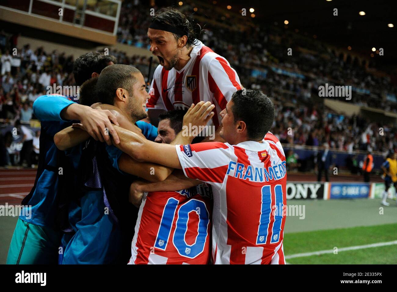 Joy of Athletico Madrid après que Kun Aguero a marqué le but 2-0 lors du match de football de l'UEFA Supercup, Inter Milan vs Athletico Madrid au stade Louis II de Monaco à Principaute de Monaco le 27 août 2010. Athletico Madrid a gagné 2-0. Photo de Henri Szwarc/ABACAPRESS.COM Banque D'Images