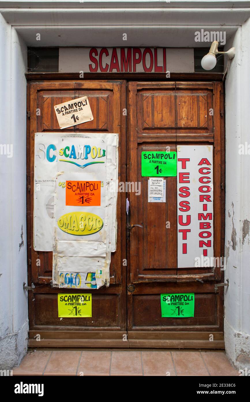 Un magasin fermé en Italie. Enseignes vintage sur la porte, magasin de textile Banque D'Images