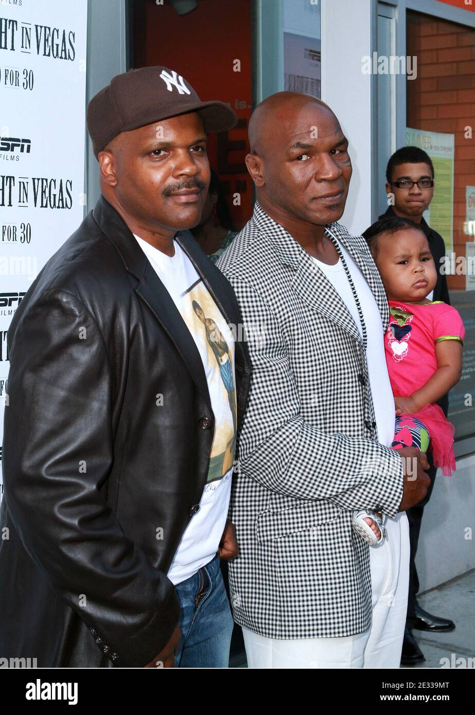 Le directeur Reggie Rock Bythewood (L), Mike Tyson et sa fille Milan Tyson arrivent pour la première de « One Night in Vegas » d'ESPN au Dwyer Cultural Center de Harlem, New York City, NY, USA le 31 août 2010. Photo de Donna Ward/ABACAPRESS.COM Banque D'Images