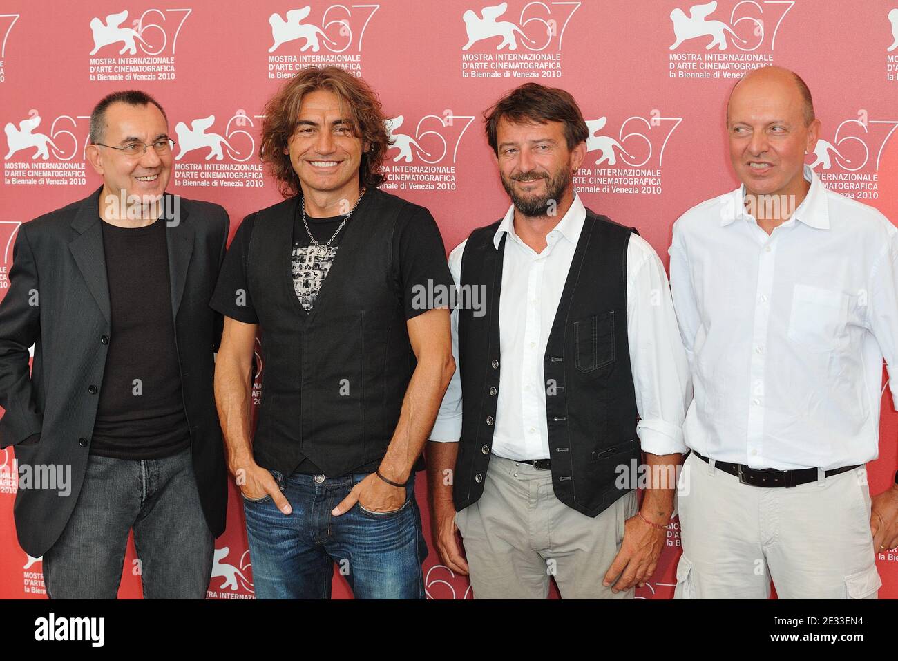 Le scénariste Piergiorgio Paterlini, le chanteur et scénariste Luciano  Ligabue et le marin italien Giavanni Soldini (2e R) et le chanteur Luciano  Ligabue assistant à la Niente Paura - Come siamo eravamo