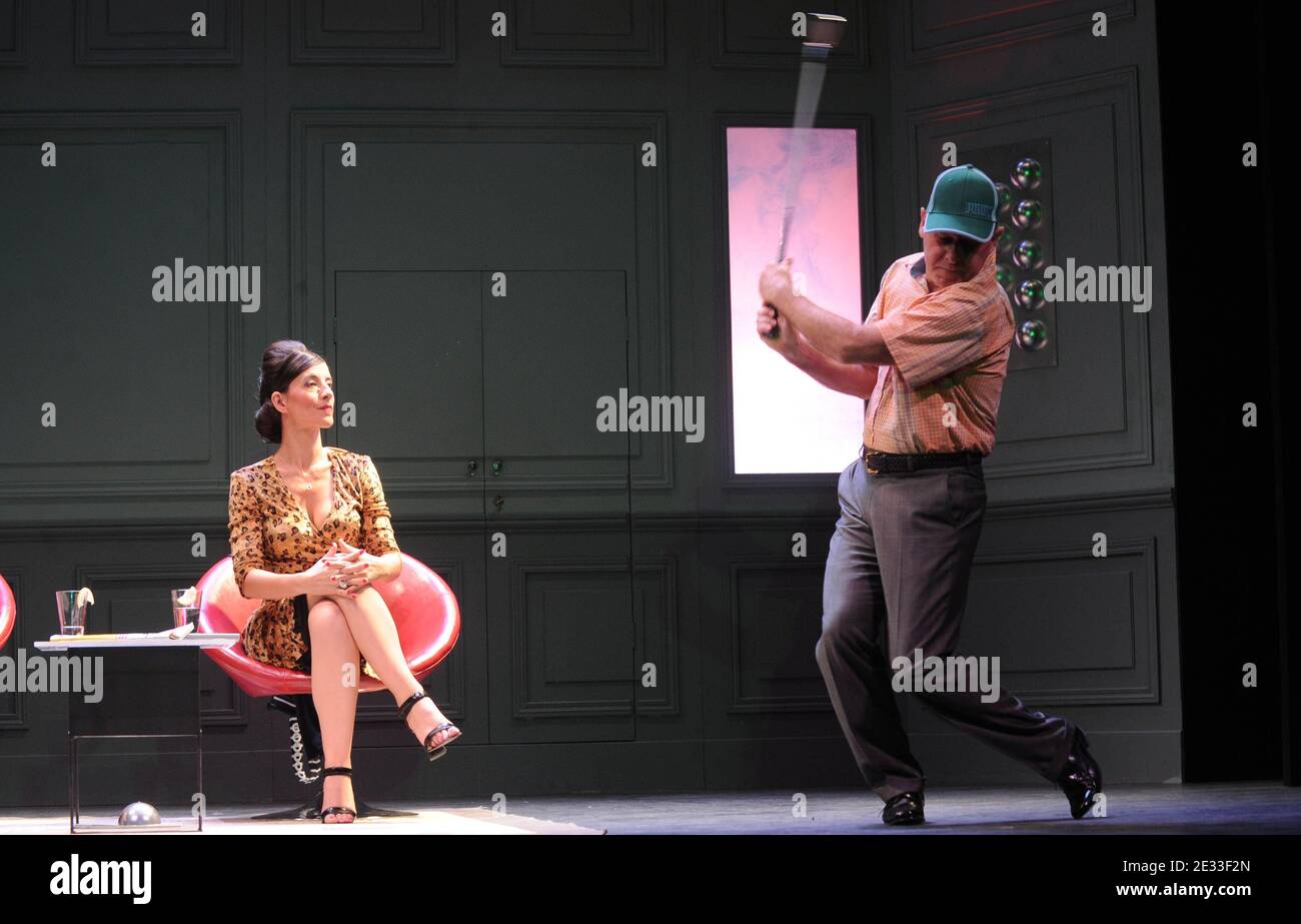 Didier Benureau et Romane Bohringer lors de l'appel-rideau des amis du Placard présenté au Théâtre de la Pepinière à Paris, France, le 4 septembre 2010. Photo de Giancarlo Gorassini/ABACAPRESS.COM Banque D'Images