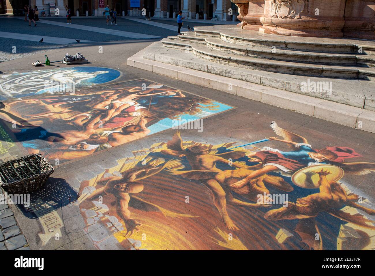 Dessins religieux dans la rue de Loreto. Les artistes de rue utilisent des craies pour dessiner des scènes religieuses et sont appelés 'madonnari' Banque D'Images