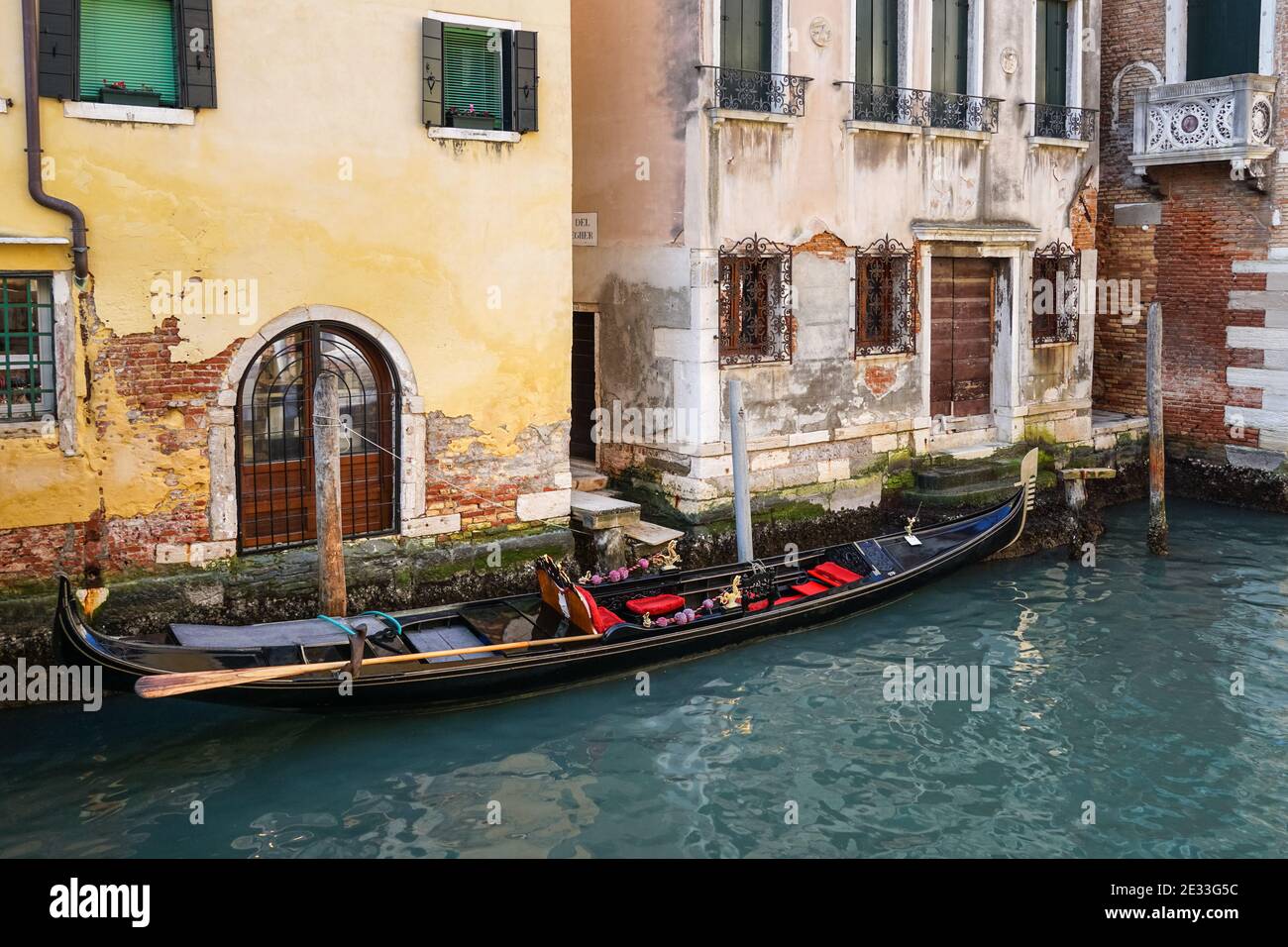Gondole vénitienne traditionnelle sur le canal à Venise, Italie Banque D'Images