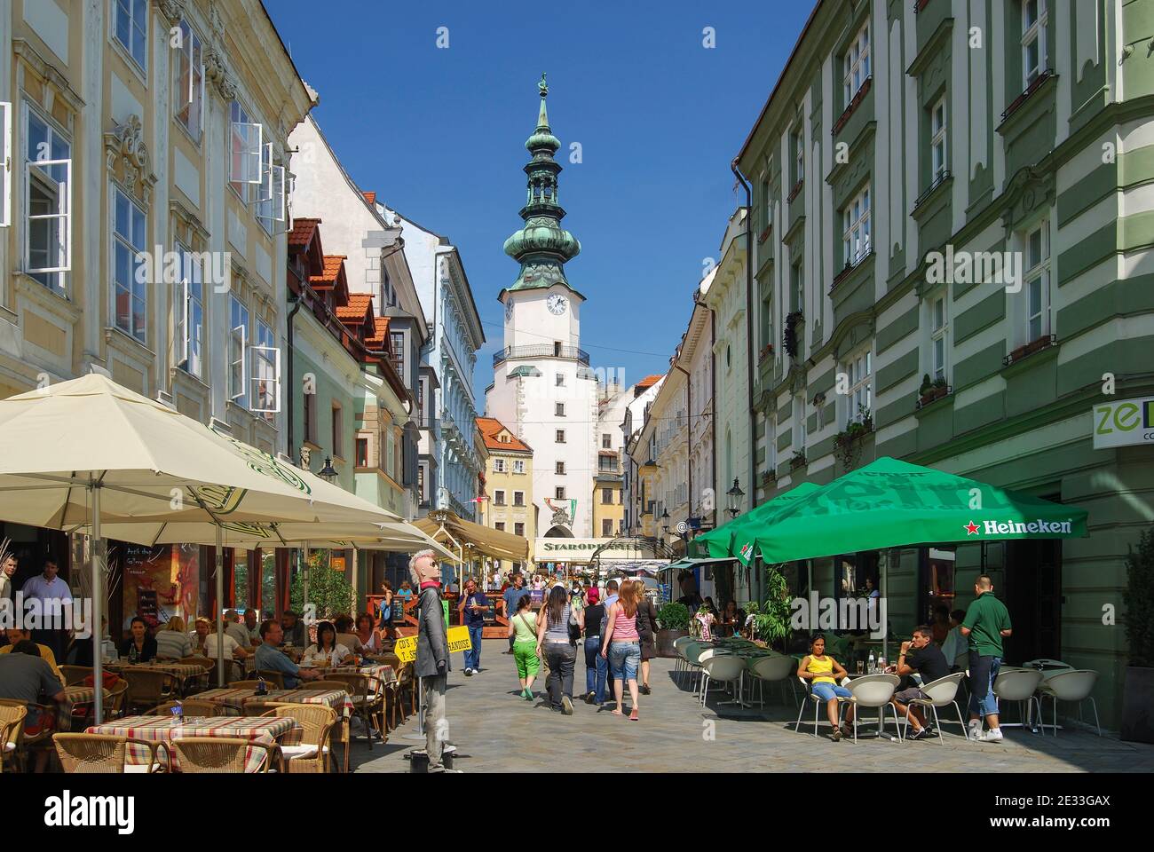 Cafés de rue, porte Saint-Michel, vieille ville, Bratislava, région de Bratislava, Slovaquie Banque D'Images