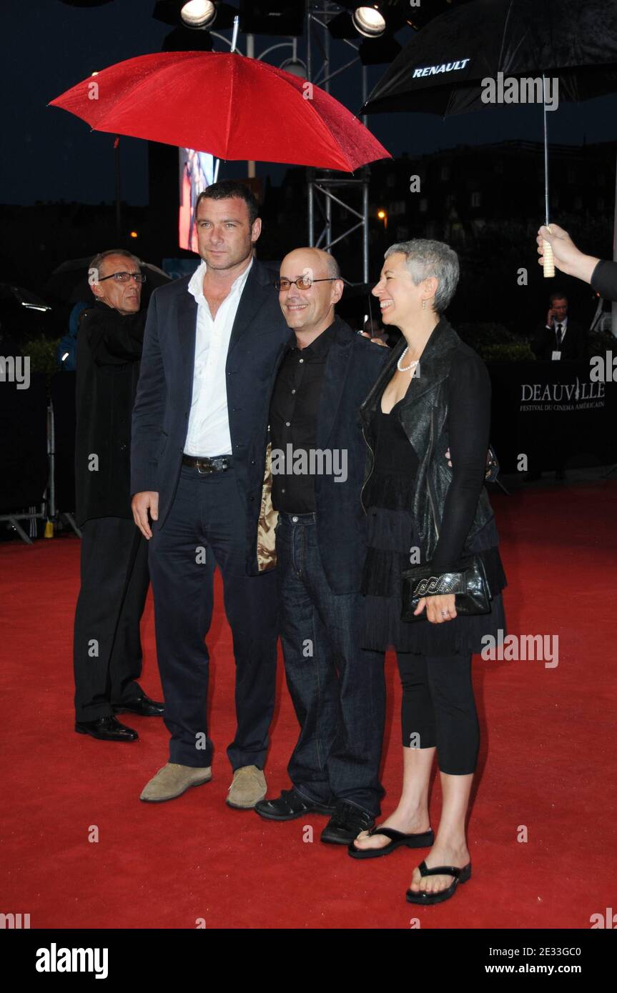 L'acteur Liev Schreiber (L), le réalisateur Richard Levine et son épouse arrivent pour la projection de 'every Day' lors du 36e Festival du film américain à Deauville, en Normandie, le 6 septembre 2010. Photo de Mireille Ampilhac/ABACAPRESS.COM Banque D'Images