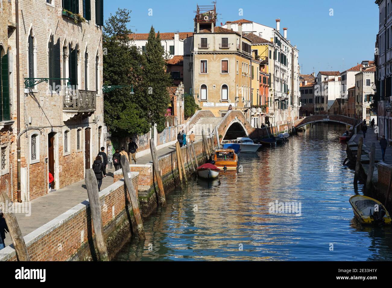 Les gens marchent sur la Fondamenta Briati à côté du canal rio del Carmini dans la sestiere de Dorsoduro, Venise, Italie Banque D'Images