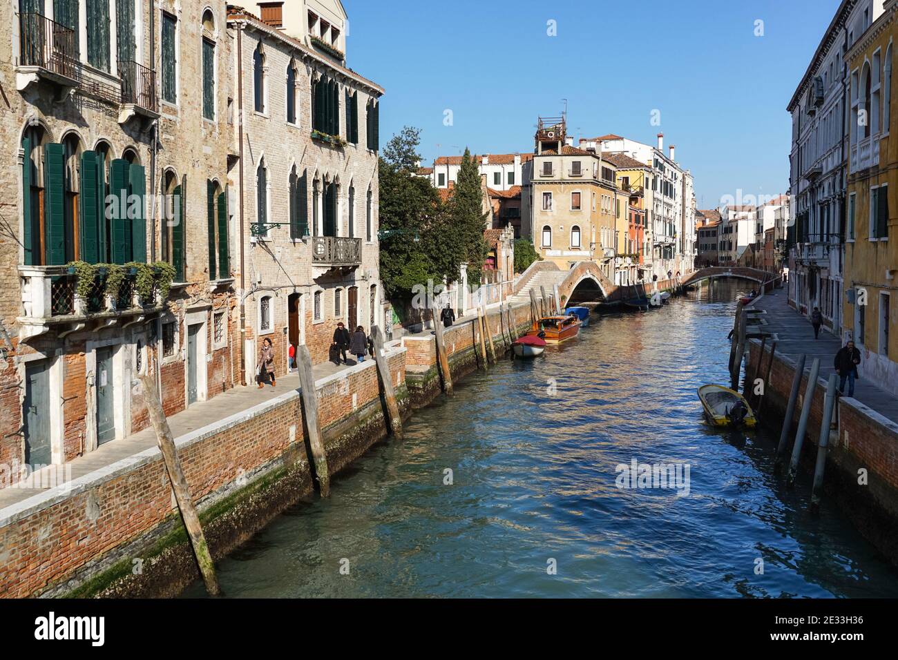 Les gens marchent sur la Fondamenta Briati à côté du canal rio del Carmini dans la sestiere de Dorsoduro, Venise, Italie Banque D'Images