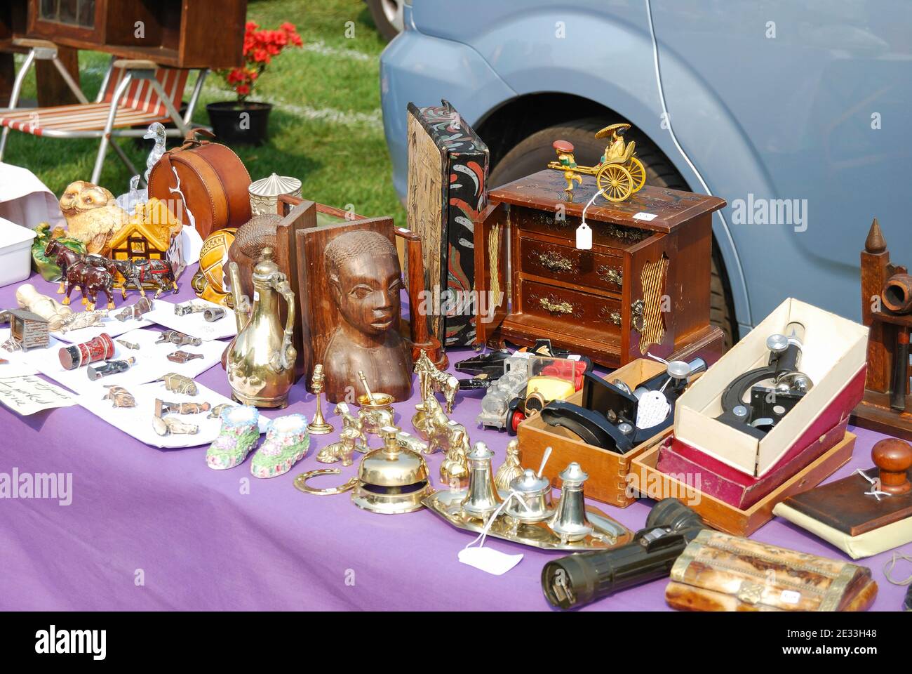 Antiquités de table à la vente de bottes de voiture, Ascot, Berkshire, Angleterre, Royaume-Uni Banque D'Images
