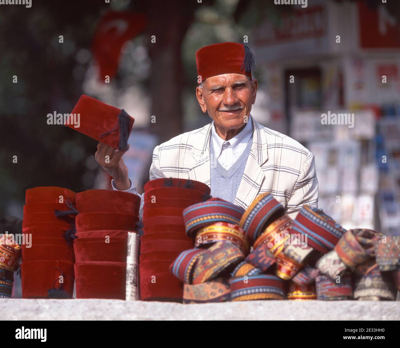 Homme vendant des chapeaux turcs de Fez, place Taksim, district de Taksim, Istanbul, République de Türkiye Banque D'Images