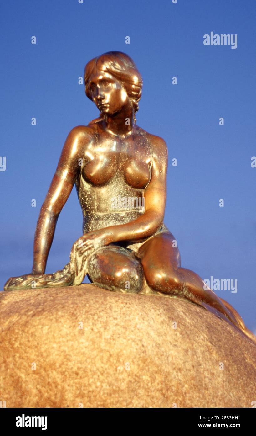 La statue de la petite Sirène de den Lille Havfrue au crépuscule, Promenade Langelinie, Copenhague (Kobenhavn), Royaume du Danemark Banque D'Images