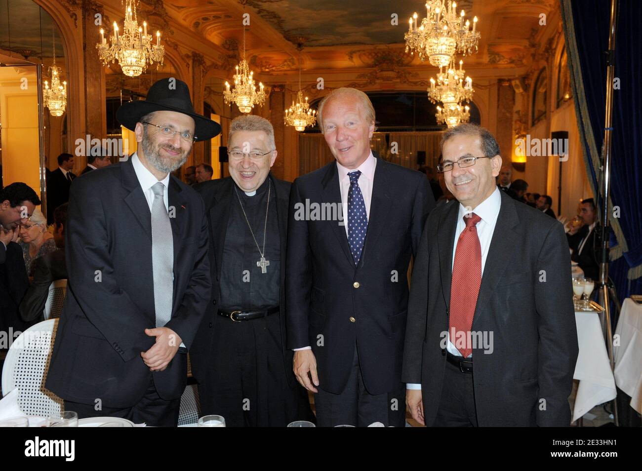 (G-D) Grand Rabbin de France Gilles Bernheim, Paris Archevêque André Vingt-trois, Ministre de l'intérieur français Brice Hortefeux et Président du CFCM Mohammed Moussaoui assister au dîner Iftar organisé par le Conseil Francais du Culte Musulman (CFCM), le Conseil français de la foi musulmane, au Pavillon Dauphine à Paris, le 7 septembre 2010. L'Iftar est le premier repas pris au coucher du soleil pour briser le jeûne pendant l'heure du Ramadan. Photo par Ammar Abd Rabbo/ABACAPRESS.COM Banque D'Images