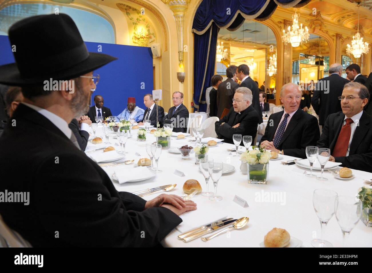 (G-D) Grand Rabbin de France Gilles Bernheim, Paris Archevêque André Vingt-trois, Ministre de l'intérieur français Brice Hortefeux, Président de la CFCM Mohammed Moussaoui assister au dîner Iftar organisé par le Conseil Francais du Culte Musulman (CFCM), le Conseil français de la foi musulmane, au Pavillon Dauphine à Paris, le 7 septembre 2010. L'Iftar est le premier repas pris au coucher du soleil pour briser le jeûne pendant l'heure du Ramadan. Photo par Ammar Abd Rabbo/ABACAPRESS.COM Banque D'Images