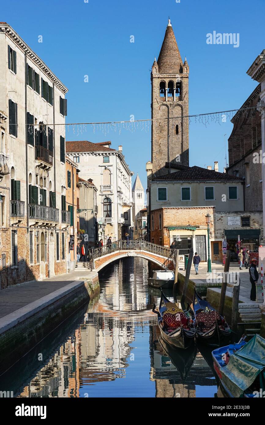 Rio de San Barnaba canal dans le sestiere de Dorsoduro avec clocher de l'église San Barnaba en arrière-plan, Venise, Italie Banque D'Images