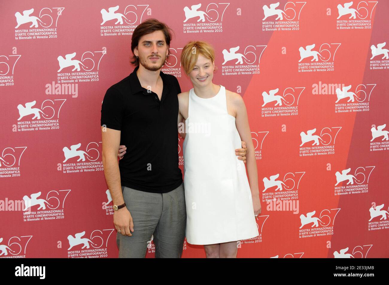 Luca Marinelli et Alba Rohrwacher assistant au photocall pour le film "la Solitude des premiers nombres" ('la Solitude Dei Numeri Primi') au Palazzo del Casino lors du 67ème Festival International du film de Venise, à Venise, Italie, le 9 septembre 2010. Photo de Nicolas Briquet/ABACAPRESS.COM Banque D'Images