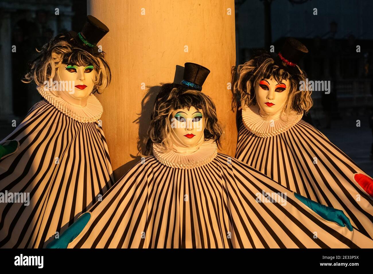 Des artistes vêtus de costumes et de masques décorés devant le Palais des Doges pendant le Carnaval de Venise à Venise, en Italie Banque D'Images