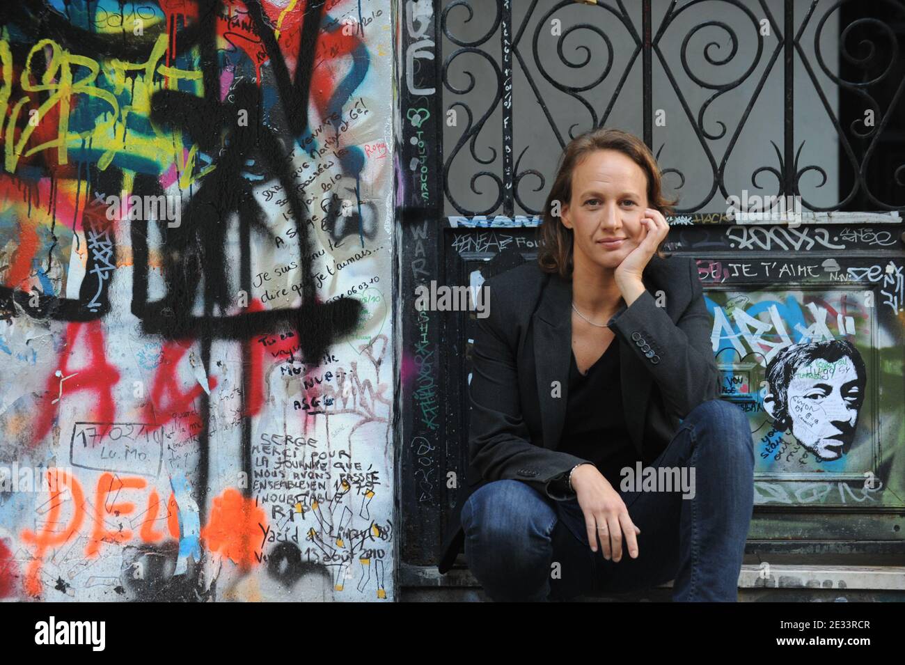 Photo du dossier datée d'août 2010 de l'artiste français Constance Meyer, patchwork, posant à côté de la maison de Serge Gainsbourg, rue de Verneuil, à Paris, en France. Meyer a publié un livre intitulé « la jeune fille et Gainsbourg », qui relate sa relation d'amour avec le regretté chanteur-compositeur français lorsqu'elle avait 16 ans. Photo par Ammar Abd Rabbo/ABACAPRESS.COM Banque D'Images