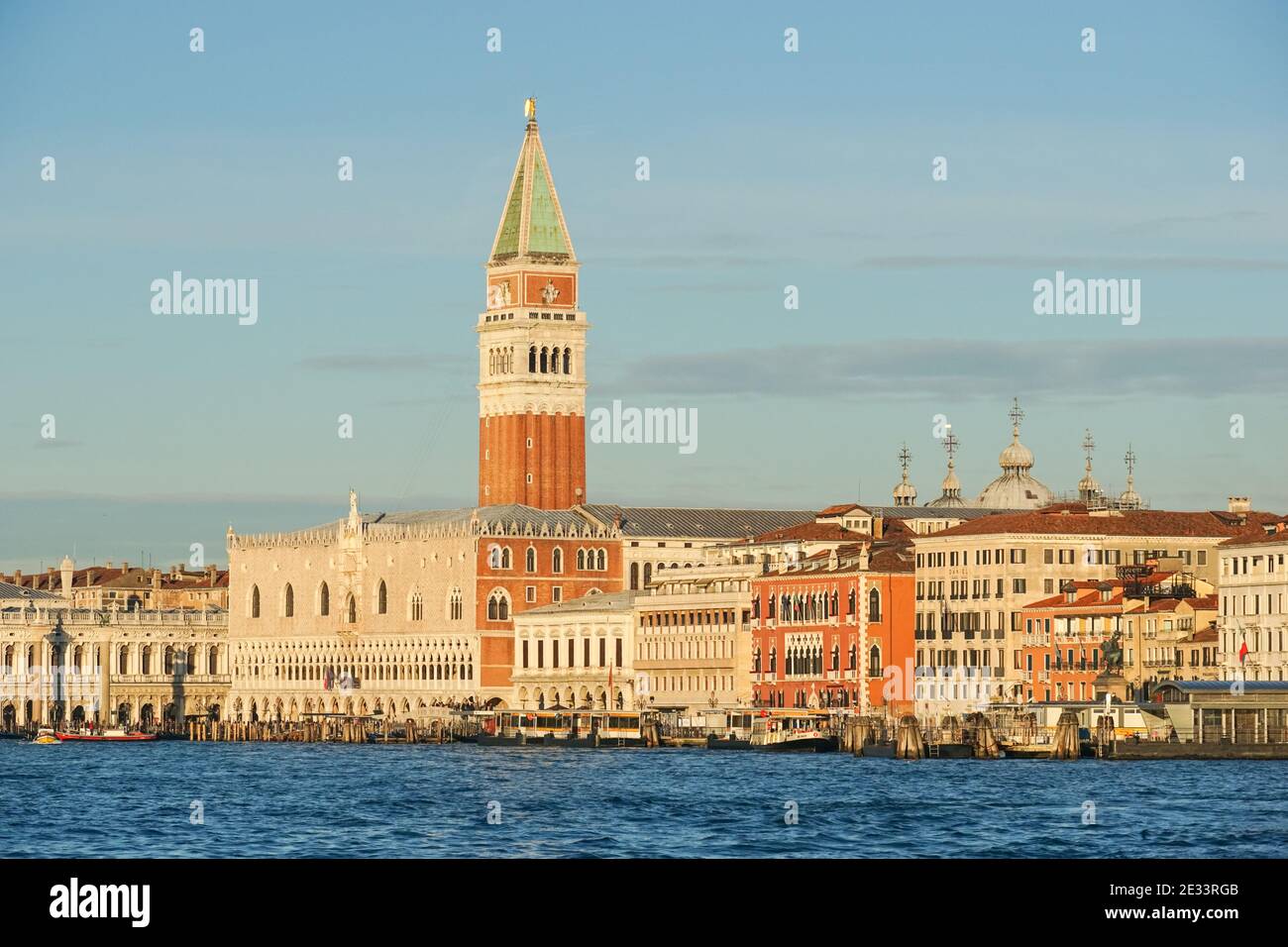 Vue panoramique de Venise au lever du soleil avec le Campanile St Marc et le Palais des Doges, Italie Banque D'Images