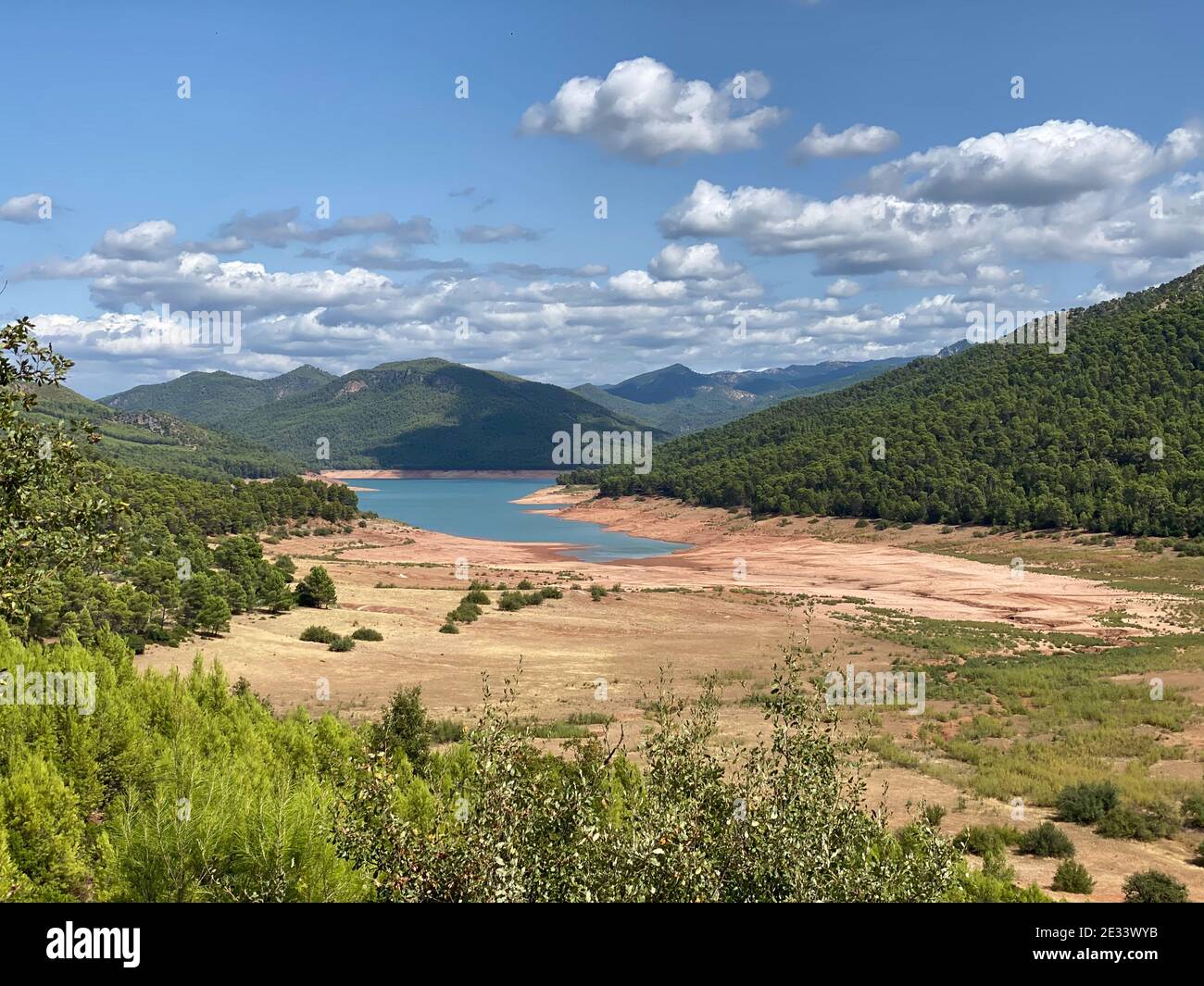 Vue sur le réservoir de Tranco situé dans le parc naturel de Sierras de Cazorla, Segura y las Villas à Jaen, Espagne. Vue par temps nuageux Banque D'Images