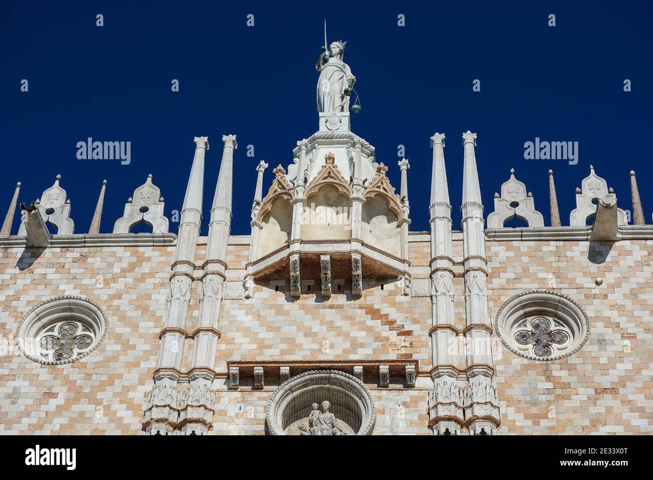 Sculptures ornementales sur la façade du Palais des Doges à Venise, Italie Banque D'Images