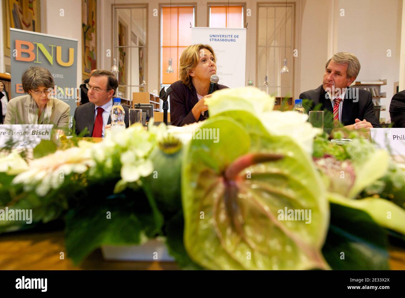 Valérie Pecresse, ministre française de l'enseignement supérieur et de la recherche, inaugure un nouveau bâtiment de l'Université de Strasbourg et préside une table ronde avec le conseil d'administration sur la fusion et l'autonomie de l'Université et pour la signature du plan de campus, à Strasbourg, dans l'est de la France, le 16 septembre 2010. Strasbourg est la première université de France à fusionner ses 42,300 étudiants et ses 4,700 membres permanents. Photo par Antoine/ABACAPRESS.COM Banque D'Images