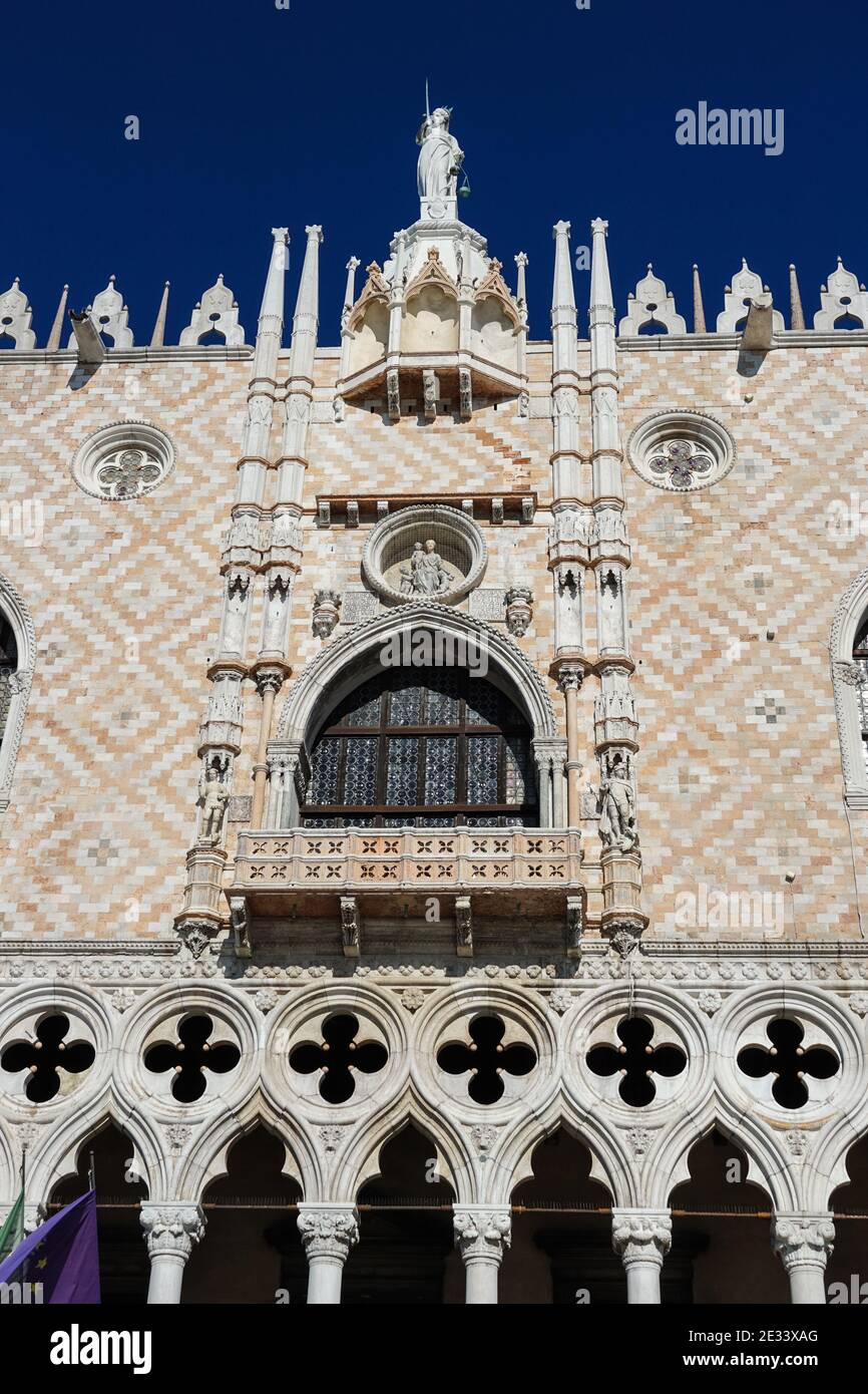Sculptures ornementales sur la façade du Palais des Doges à Venise, Italie Banque D'Images