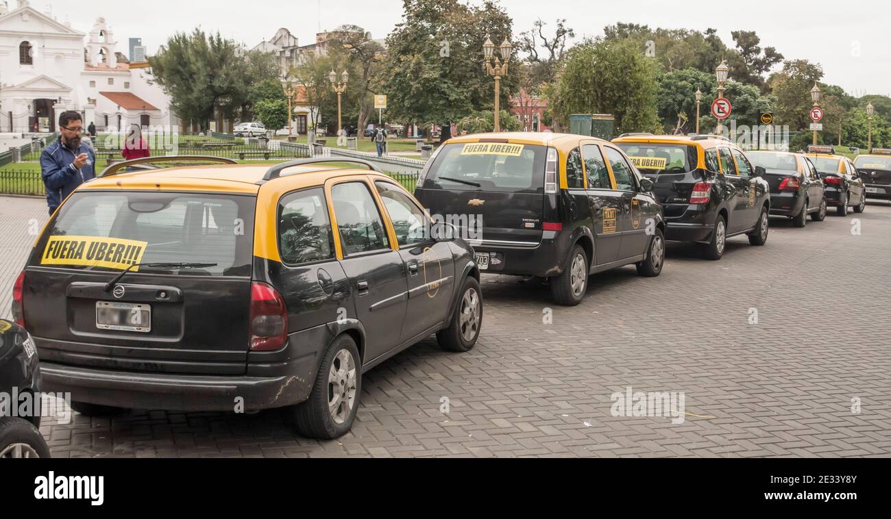 Les taxis avec anti-Uber Ride partagent des autocollants à Buenos Aires, en Argentine Banque D'Images
