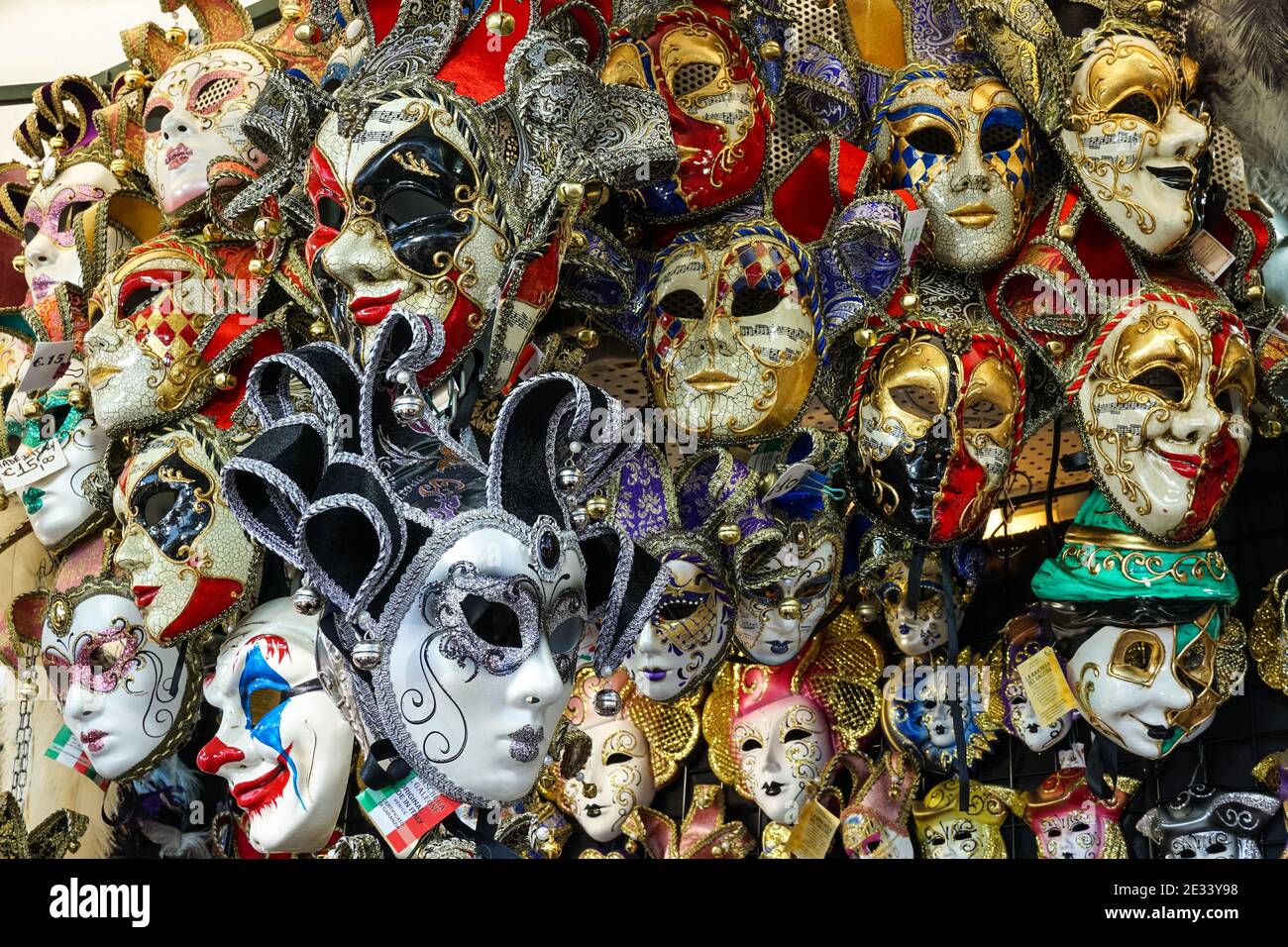 Masque de carnaval exposé dans la boutique de souvenirs de Venise pendant le Carnaval de Venise, Italie Banque D'Images