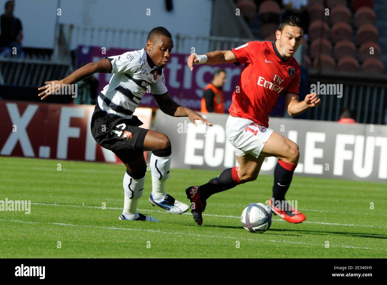 Mevlut Erding de PSG combat le ballon avec Jean Armel Kana Biyick de Rennes lors du match de football de la première Ligue française, Paris Saint-Germain contre Rennes au stade du Parc des Princes à Paris, France, le 19 septembre 2010. La correspondance s'est terminée par un tirage de 0-0. Photo de Henri Szwarc/ABACAPRESS.COM Banque D'Images