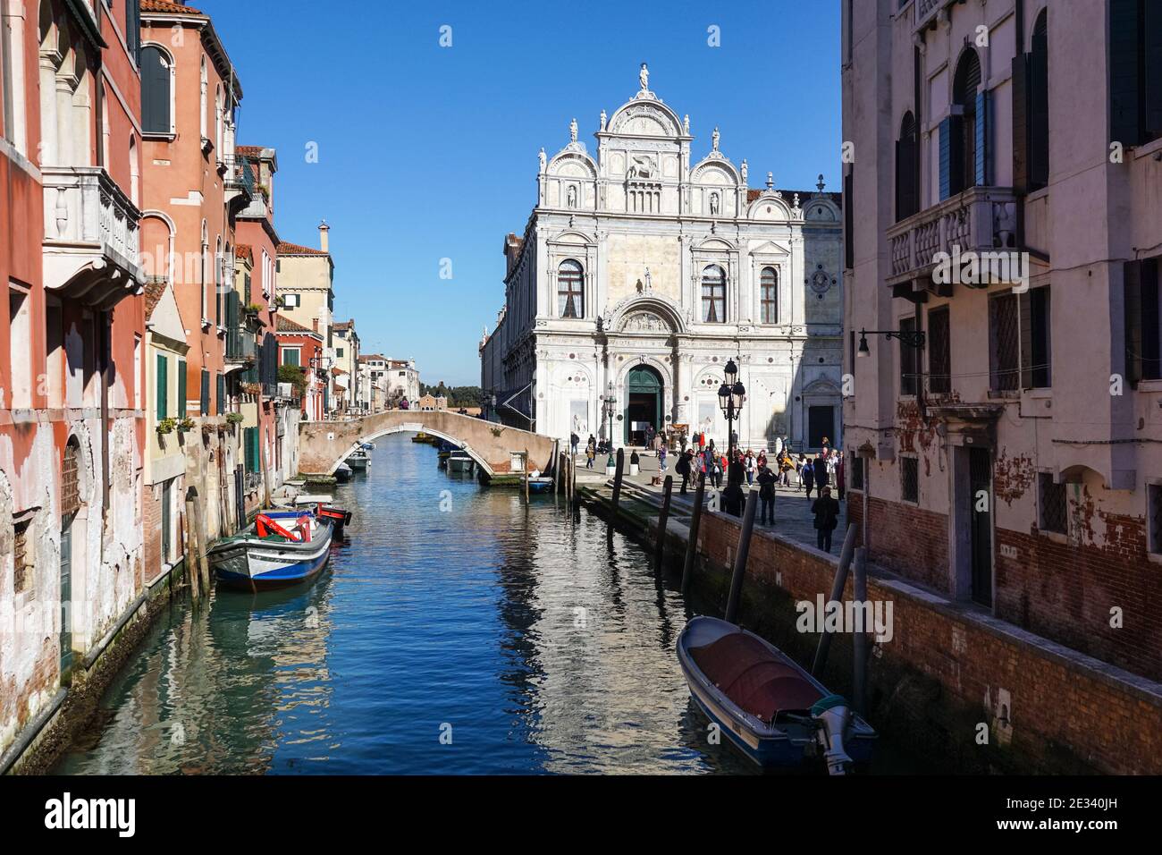 Vue sur le canal rio dei Mendicanti vers le bâtiment Scuola Grande di San Marco sur la place Campo San Giovanni e Paolo à Venise, Italie Banque D'Images