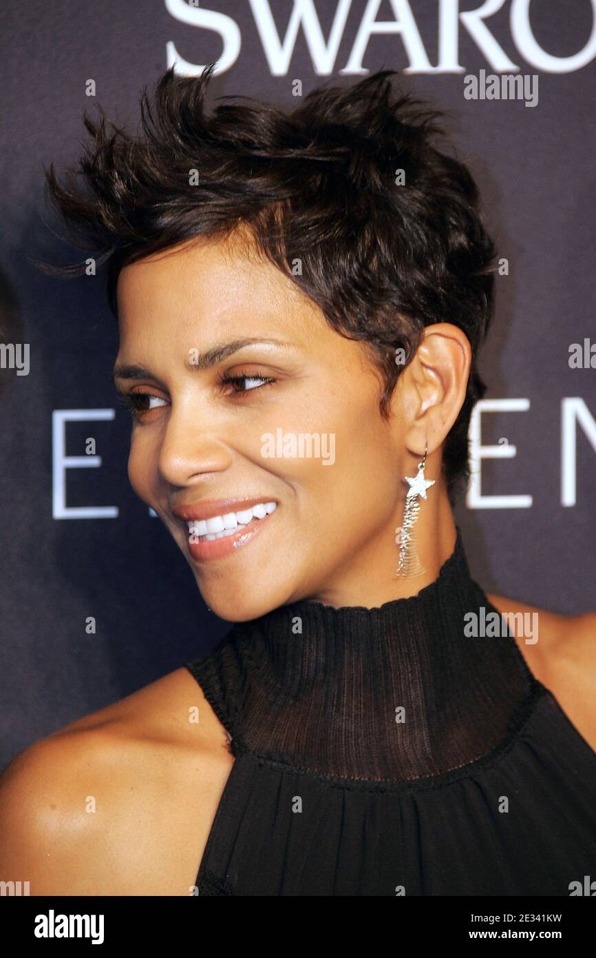 L'actrice Halle Berry participe à l'événement « Swarovski Elements 22 Ways to Say Black » organisé par Philips de Pury à New York, NY, le 20 septembre 2010. Photo de Charles Guerin/ABACAPRESS.COM Banque D'Images