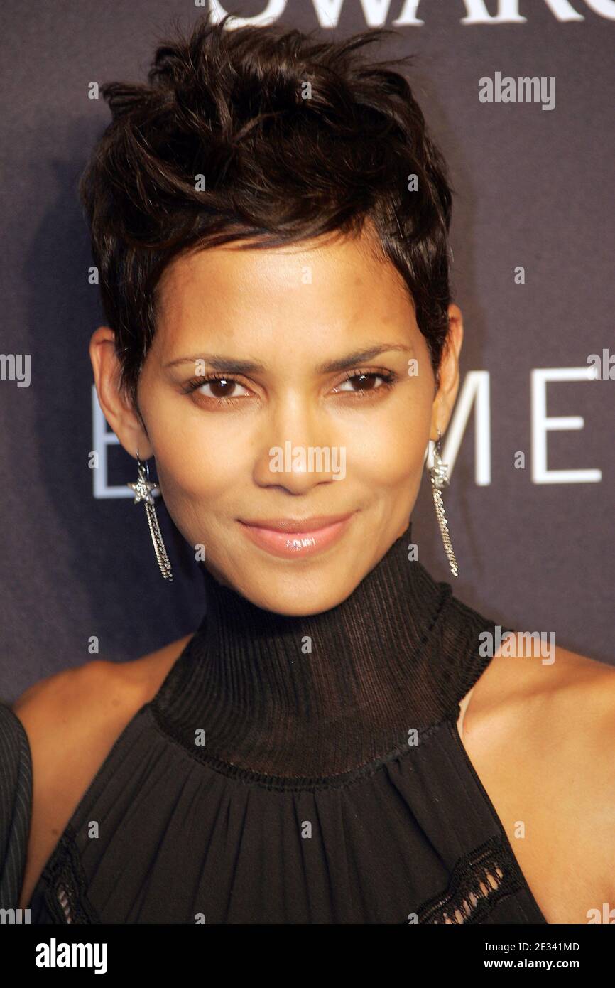 L'actrice Halle Berry participe à l'événement « Swarovski Elements 22 Ways to Say Black » organisé par Philips de Pury à New York, NY, le 20 septembre 2010. Photo de Charles Guerin/ABACAPRESS.COM Banque D'Images