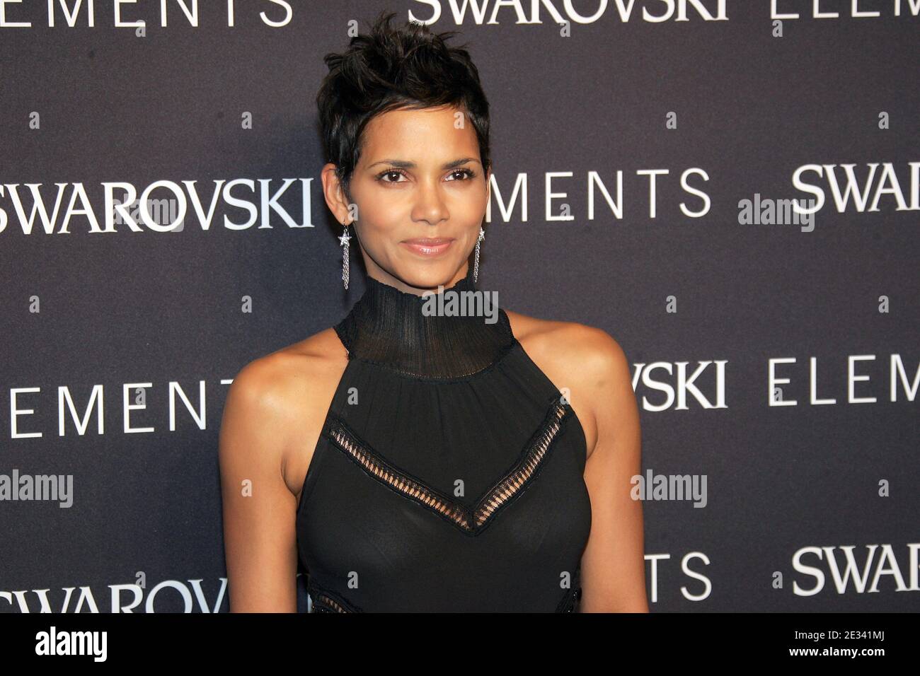 L'actrice Halle Berry participe à l'événement « Swarovski Elements 22 Ways to Say Black » organisé par Philips de Pury à New York, NY, le 20 septembre 2010. Photo de Charles Guerin/ABACAPRESS.COM Banque D'Images