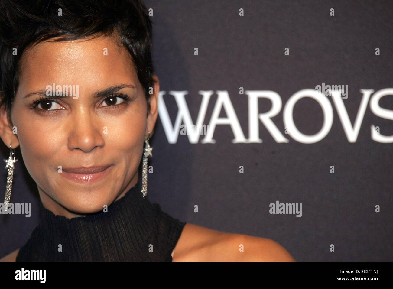 L'actrice Halle Berry participe à l'événement « Swarovski Elements 22 Ways to Say Black » organisé par Philips de Pury à New York, NY, le 20 septembre 2010. Photo de Charles Guerin/ABACAPRESS.COM Banque D'Images