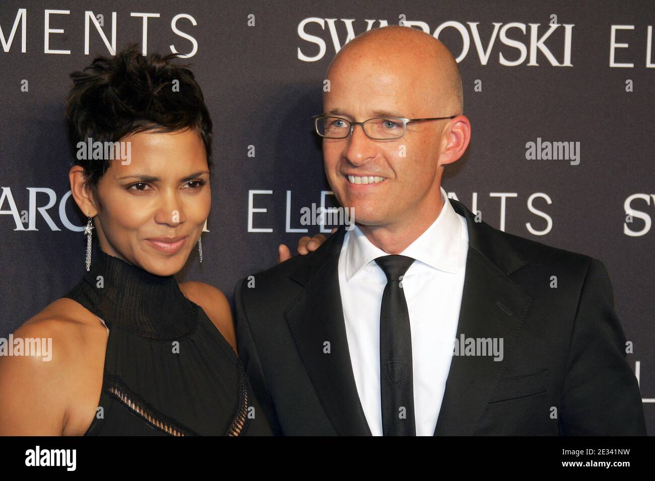 L'actrice Halle Berry et son invité assistent à l'événement « Swarovski Elements 22 Ways to Say Black » organisé par Philips de Pury à New York, NY, le 20 septembre 2010. Photo de Charles Guerin/ABACAPRESS.COM Banque D'Images