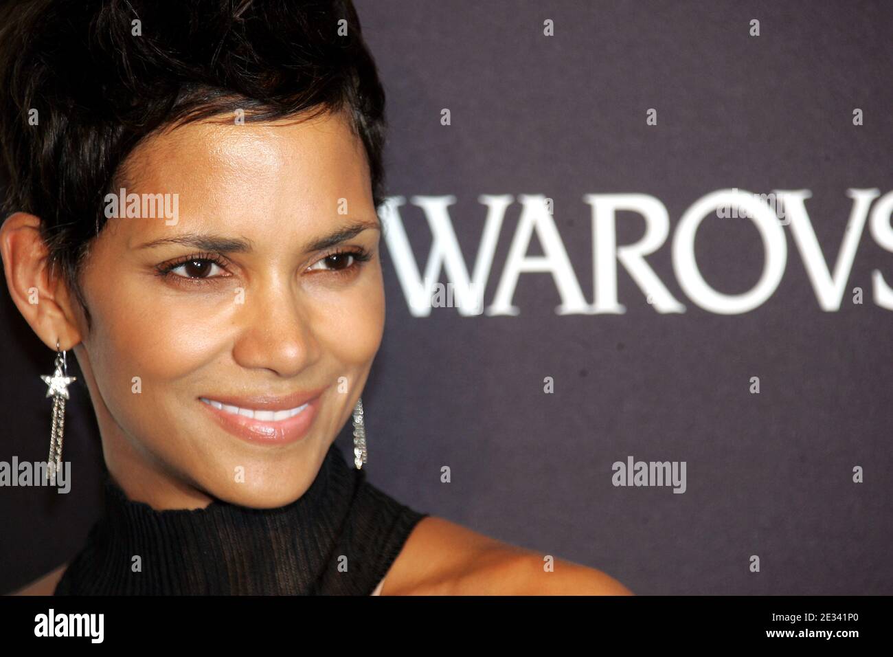 L'actrice Halle Berry participe à l'événement « Swarovski Elements 22 Ways to Say Black » organisé par Philips de Pury à New York, NY, le 20 septembre 2010. Photo de Charles Guerin/ABACAPRESS.COM Banque D'Images